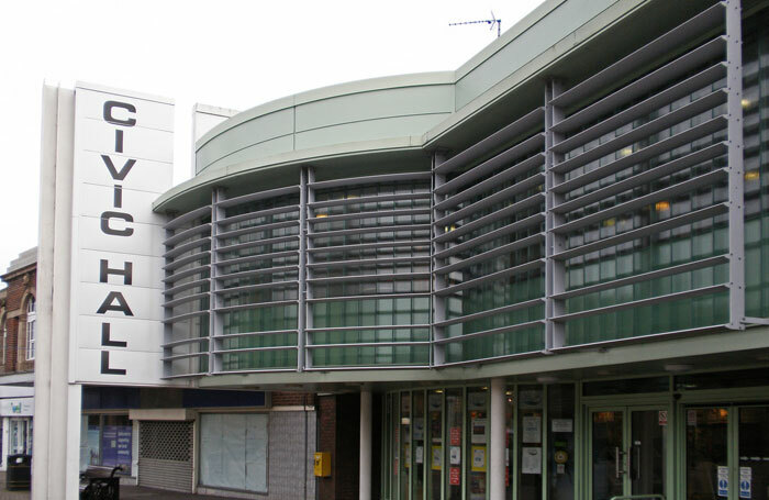 A theatre in Warwickshire has changed the names of two characters in a production of Aladdin after the roles were accused of being racist.