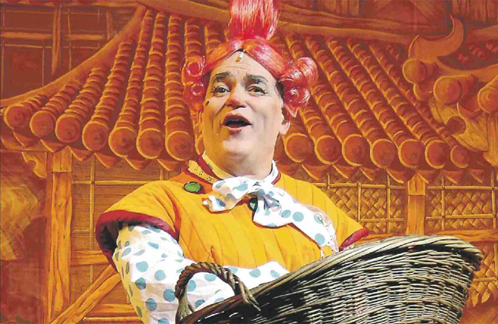 Royce Mills in Aladdin at Guildford's Yvonne Arnaud Theatre in 2004