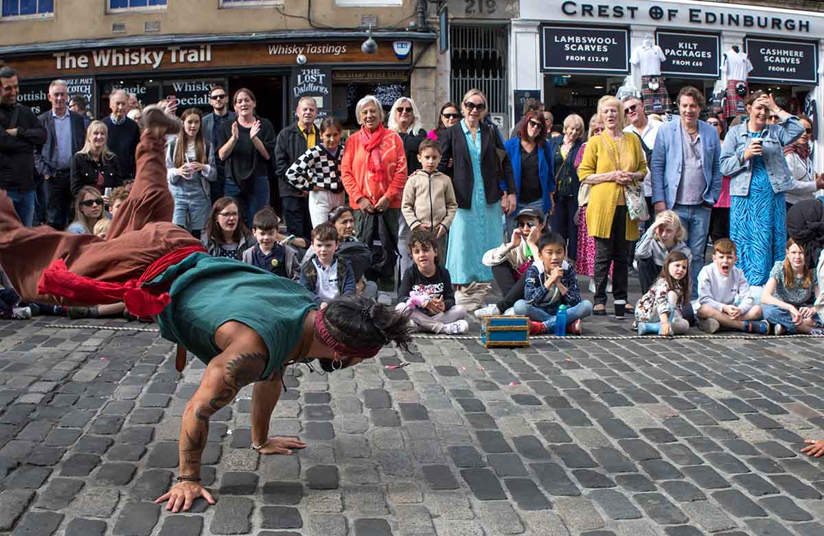 Street performers at the 2022 Edinburgh Festival Fringe. Photo: Shutterstock