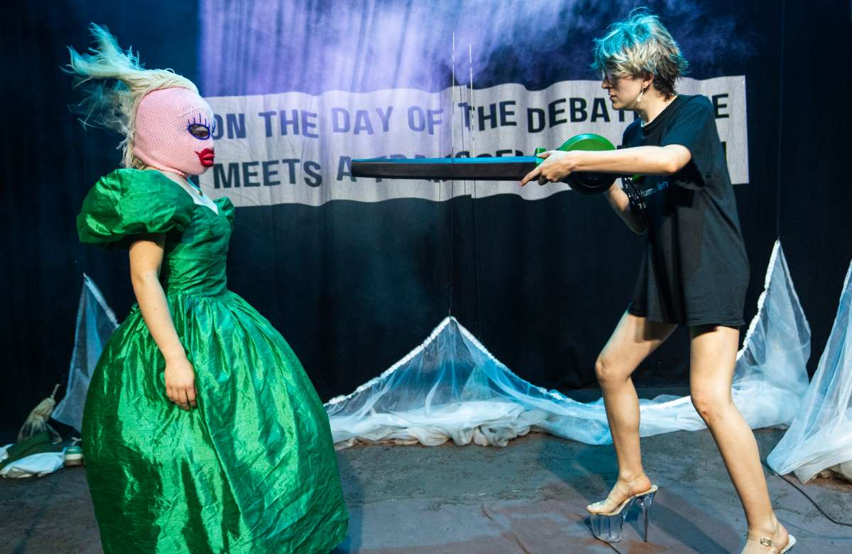 Laurie Ward and Charli Cowgill in Ugly Sisters at Underbelly Cowgate, Edinburgh. Photo: Clemence Rebourg